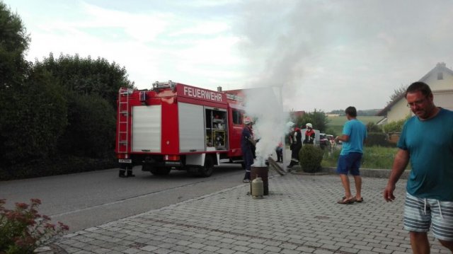 Feuerwehrjugend hält 24 Stunden Bereitschaft - Mülltonnenbrand